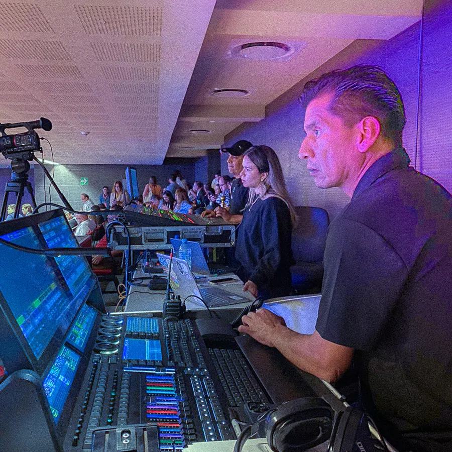 Operador de consola de iluminación durante un evento en vivo