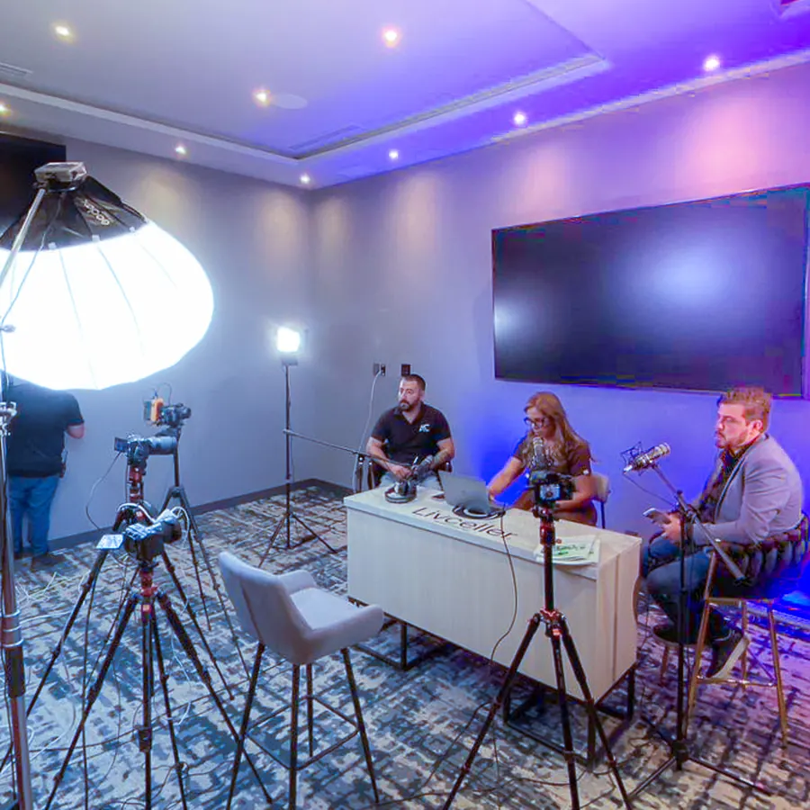 Entrevista a tres personas en set de producción con iluminación de estudio