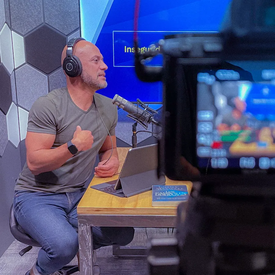 Grabación de podcast con micrófono y audífonos en estudio