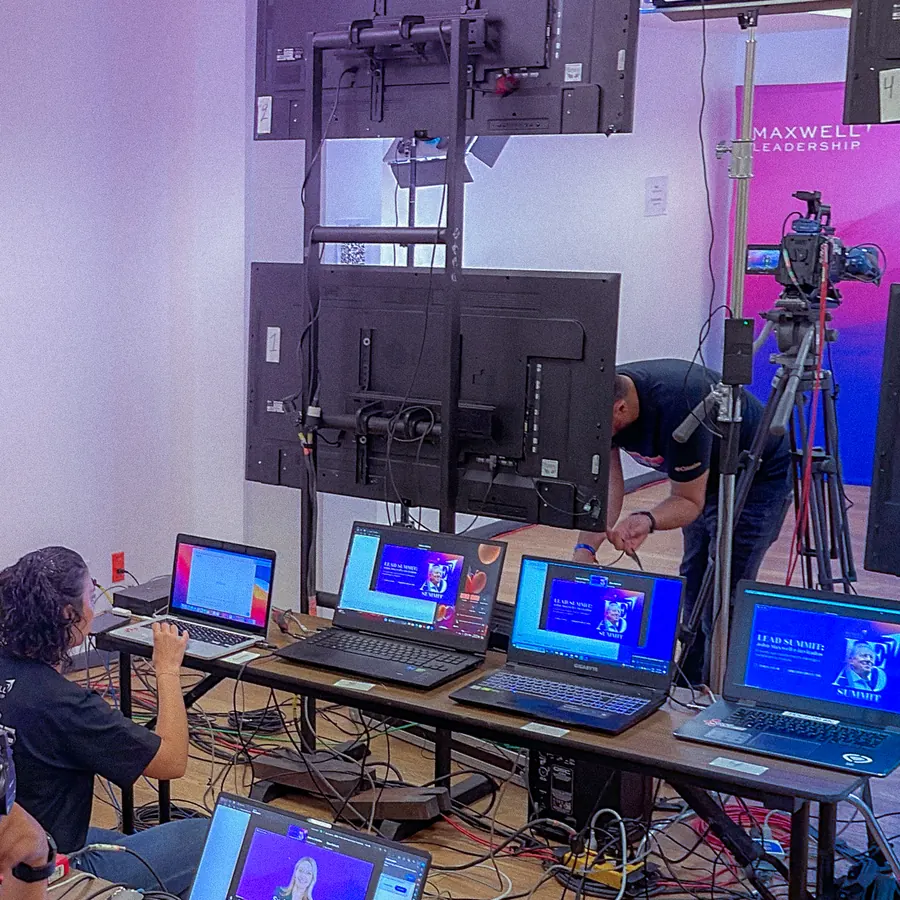 Sala de control técnico con múltiples monitores durante producción