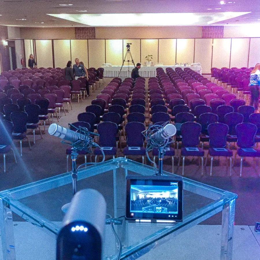 Salón de evento listo antes del arranque, cámara y micrófonos en primer plano