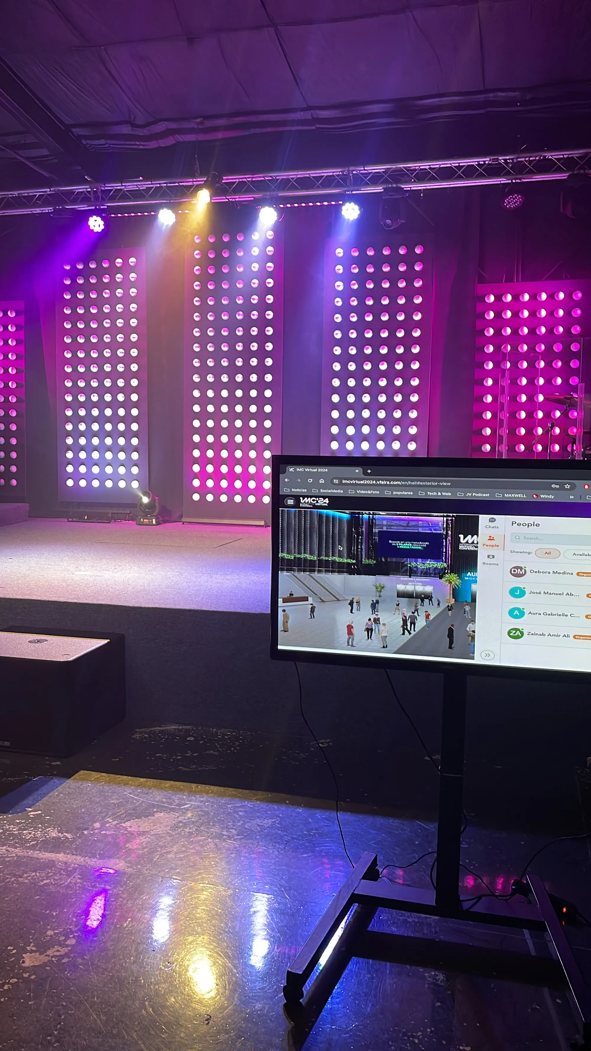 Escenario de un evento en ejecución, producido por Quipus