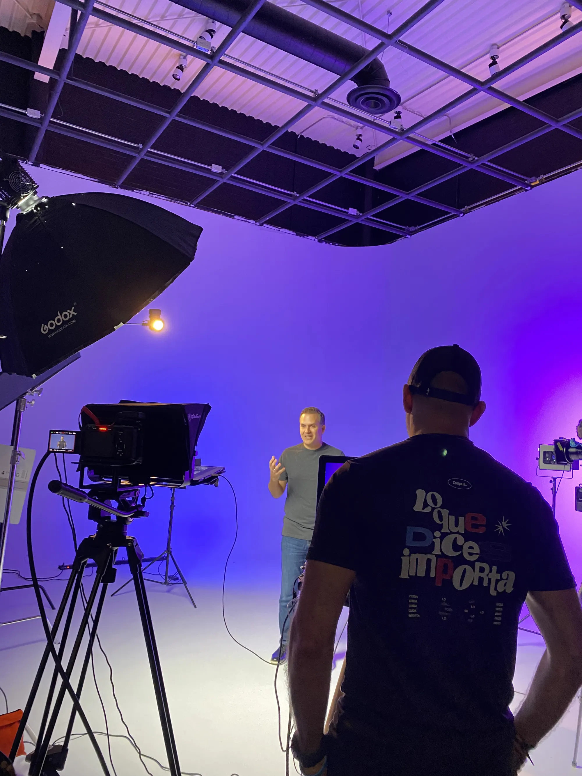 Producción audiovisual de Quipus en estudio, luz púrpura