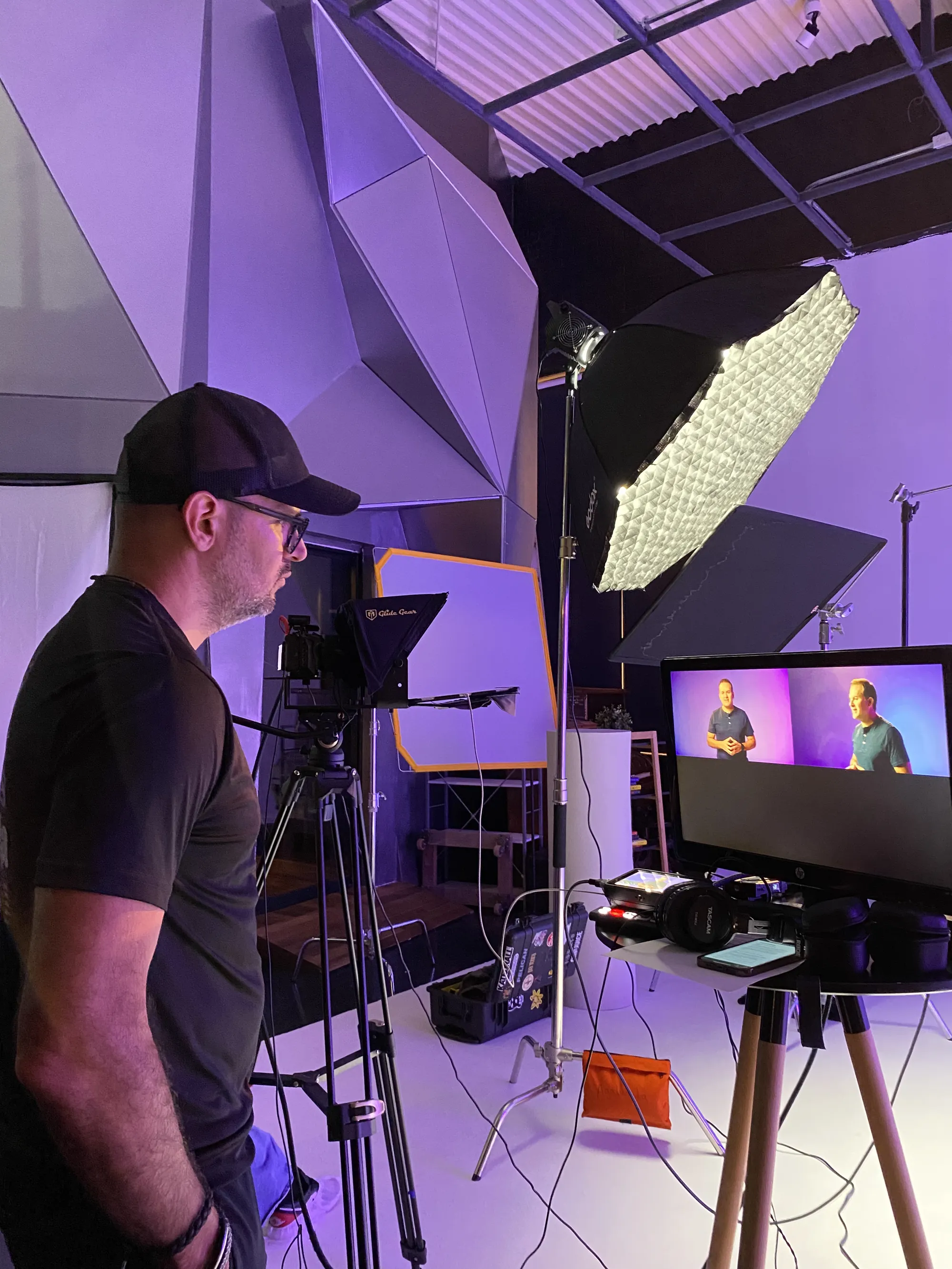 Equipo de Quipus trabajando en producción de contenido