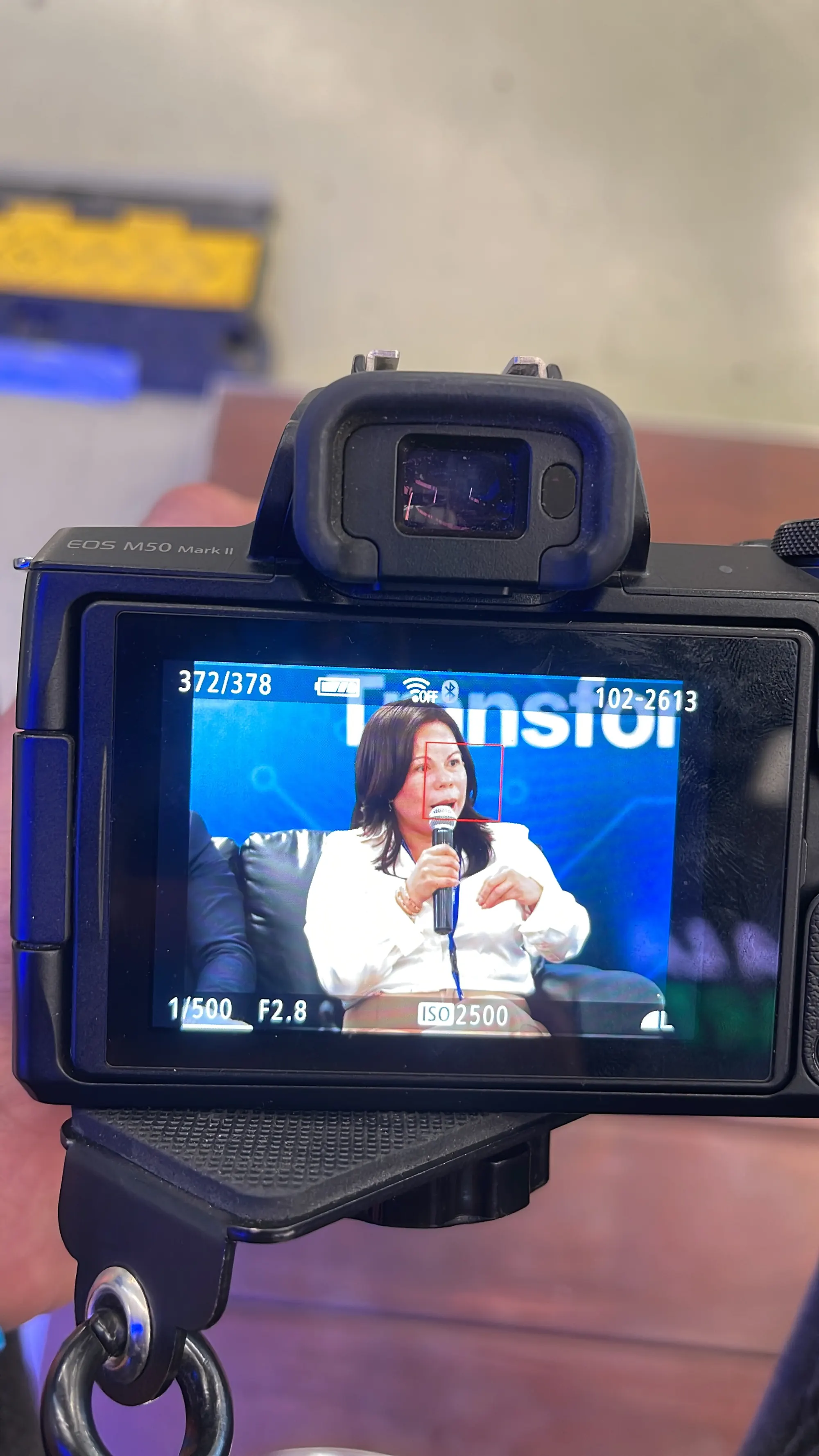 Monitor de cámara mostrando una entrevista en producción